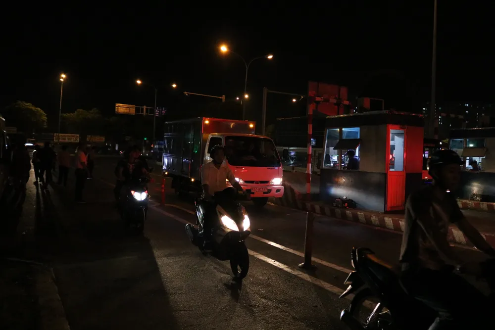 Xe hàng liên tục ra vào từ đêm khuya cho đến rạng sáng hôm sau. 