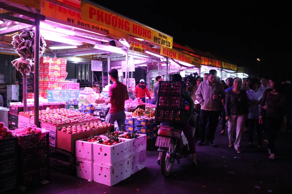 Dù chưa sáng nhưng nhiều mặt hàng trái cây đã được bày sẵn.
