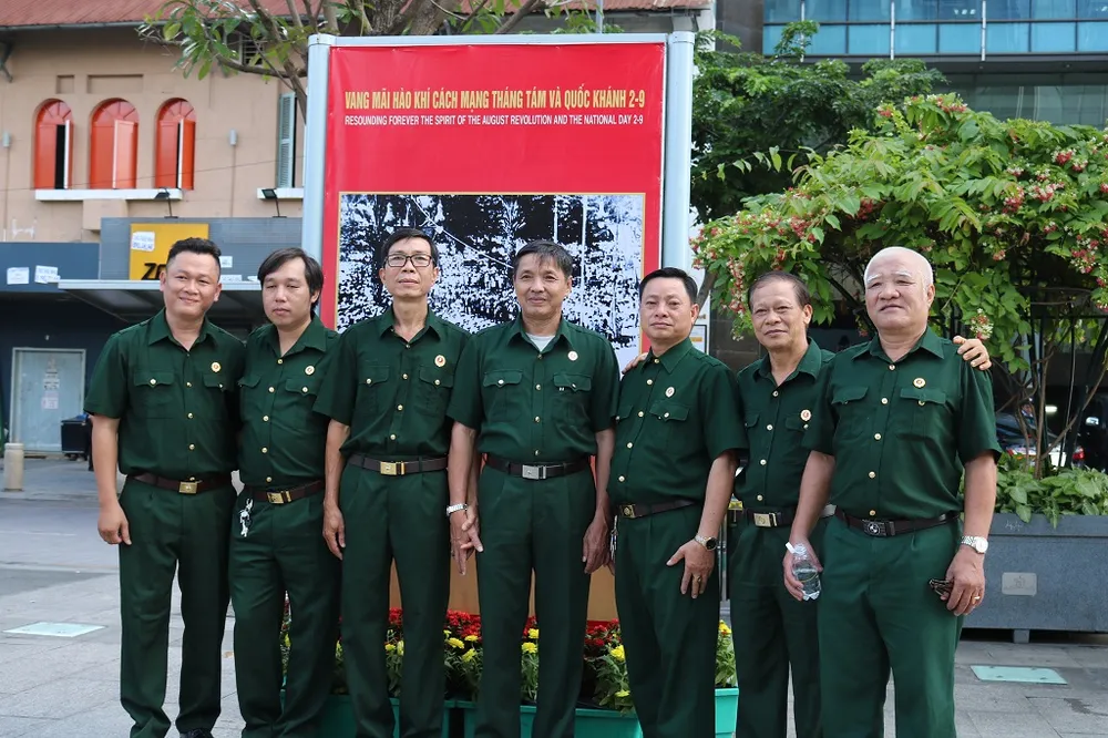 TP.HCM triển lãm ảnh kỷ niệm CMT8 và Quốc khánh 2-9 ảnh 7