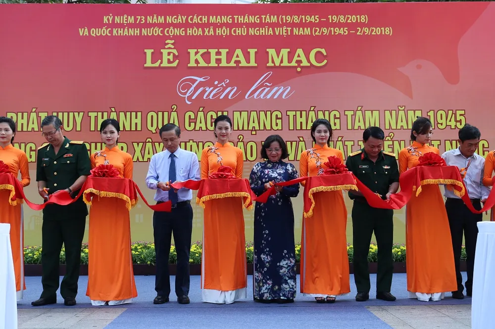 TP.HCM triển lãm ảnh kỷ niệm CMT8 và Quốc khánh 2-9 ảnh 1