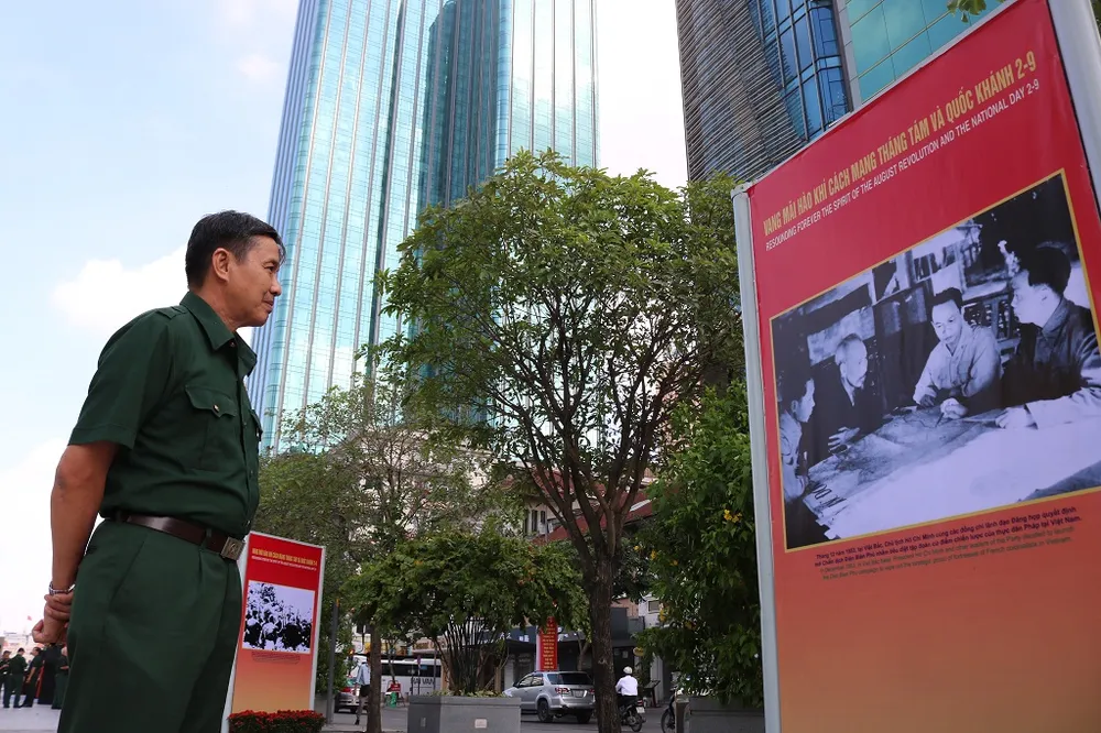 TP.HCM triển lãm ảnh kỷ niệm CMT8 và Quốc khánh 2-9 ảnh 6