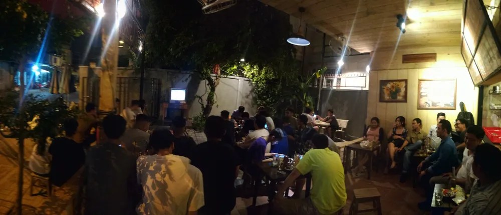 Quán nhậu, quán cà phê chật cứng người xem Việt Nam đá bán kết ảnh 3 Quán nhậu, quán cà phê chật cứng người xem Việt Nam đá bán kết ảnh 3