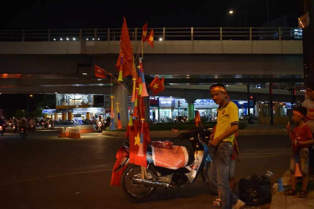 Quán nhậu, quán cà phê chật cứng người xem Việt Nam đá bán kết ảnh 4 Quán nhậu, quán cà phê chật cứng người xem Việt Nam đá bán kết ảnh 4