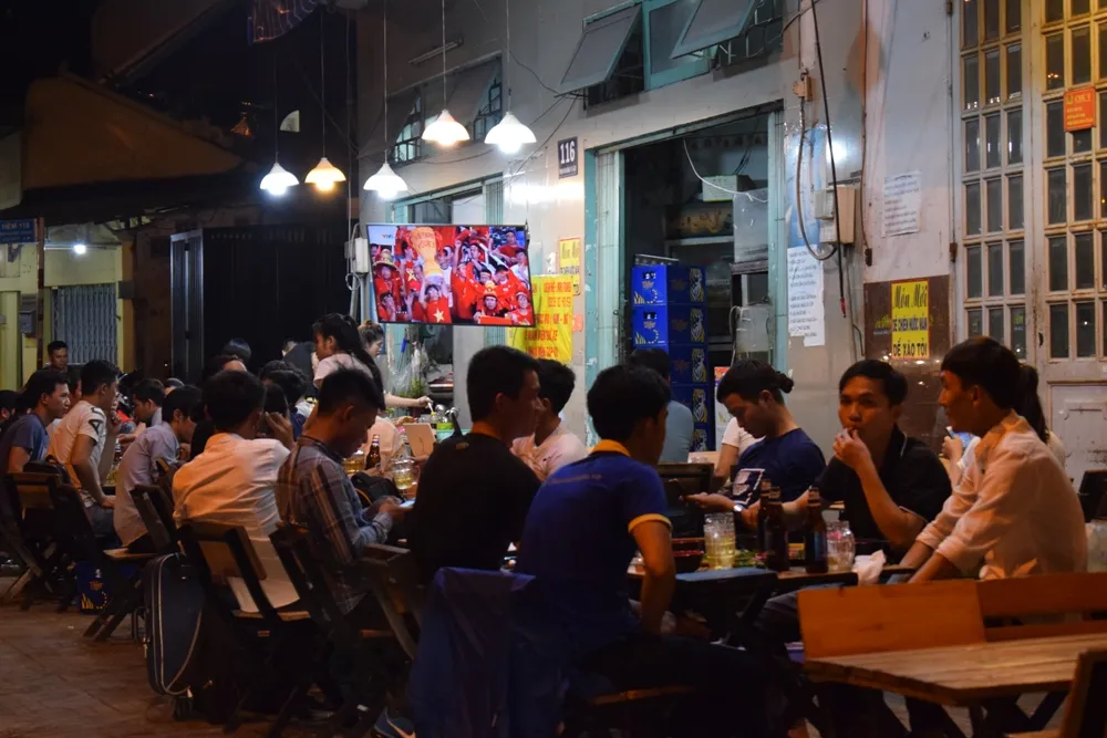 Quán nhậu, quán cà phê chật cứng người xem Việt Nam đá bán kết ảnh 5 Quán nhậu, quán cà phê chật cứng người xem Việt Nam đá bán kết ảnh 5