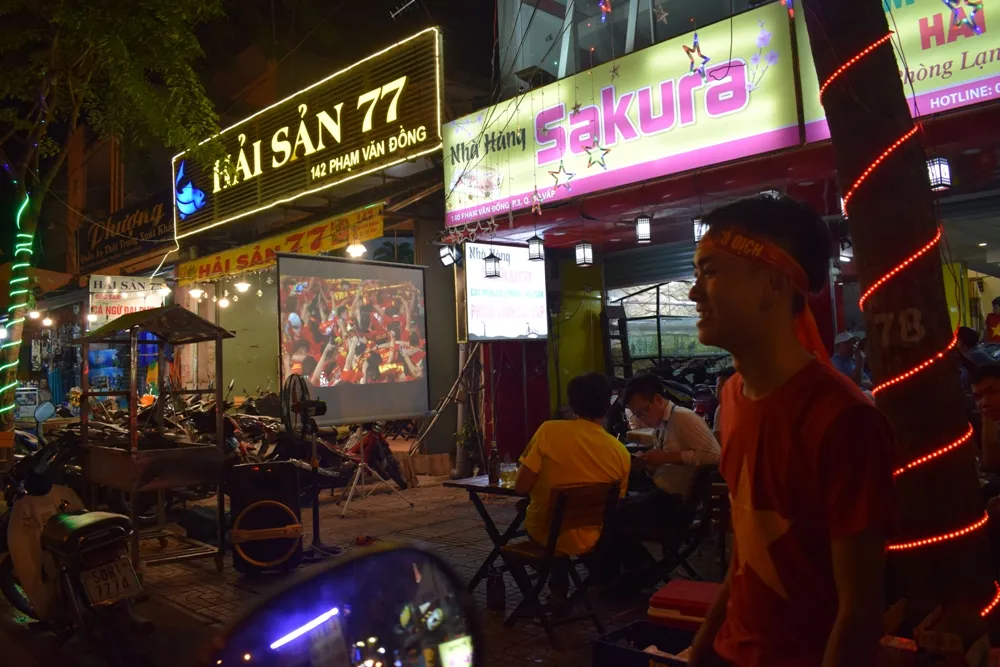 Quán nhậu, quán cà phê chật cứng người xem Việt Nam đá bán kết ảnh 2 Quán nhậu, quán cà phê chật cứng người xem Việt Nam đá bán kết ảnh 2