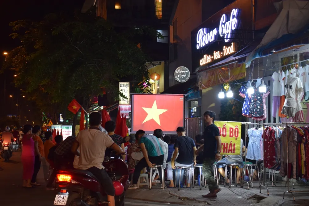 Quán nhậu, quán cà phê chật cứng người xem Việt Nam đá bán kết ảnh 6 Quán nhậu, quán cà phê chật cứng người xem Việt Nam đá bán kết ảnh 6