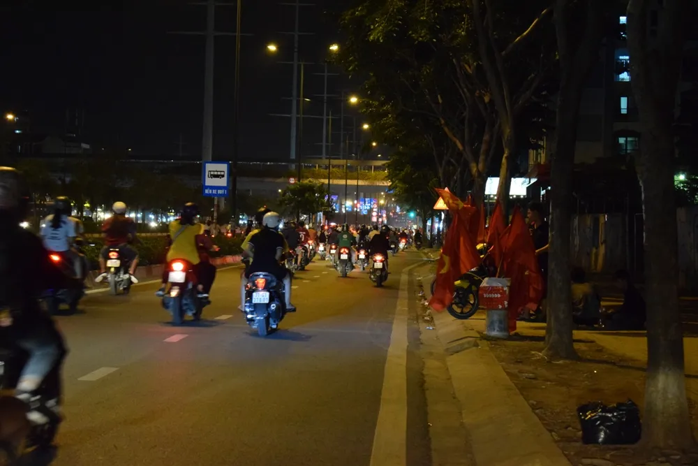 Quán nhậu, quán cà phê chật cứng người xem Việt Nam đá bán kết ảnh 7 Quán nhậu, quán cà phê chật cứng người xem Việt Nam đá bán kết ảnh 7