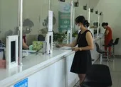 Ngày đầu nới lỏng giãn cách: Cán bộ làm xuyên trưa phục vụ dân ảnh 6 COVID-19: Cấp bách lắm dân mới đến phường làm hồ sơ