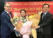 Phó Bí thư TP.HCM Võ Thị Dung nhận huy hiệu 40 năm tuổi Đảng
