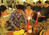 Nhớ cố GS.TS Trần Văn Khê, nhớ cái hồn văn hóa dân tộc ảnh 3 Học trò tề tựu thắp nến tưởng nhớ cố GS.TS Trần Văn Khê