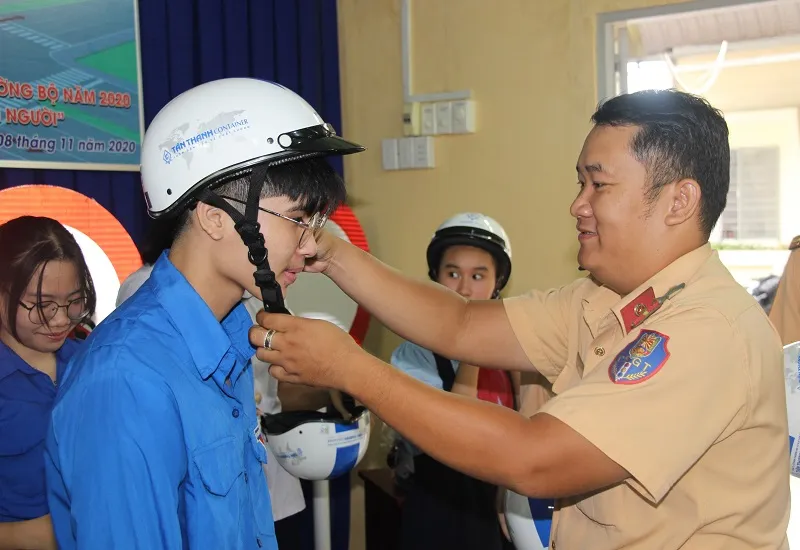 Thanh thiếu niên quận Thủ Đức sôi nổi tìm hiểu pháp luật ATGT ảnh 1