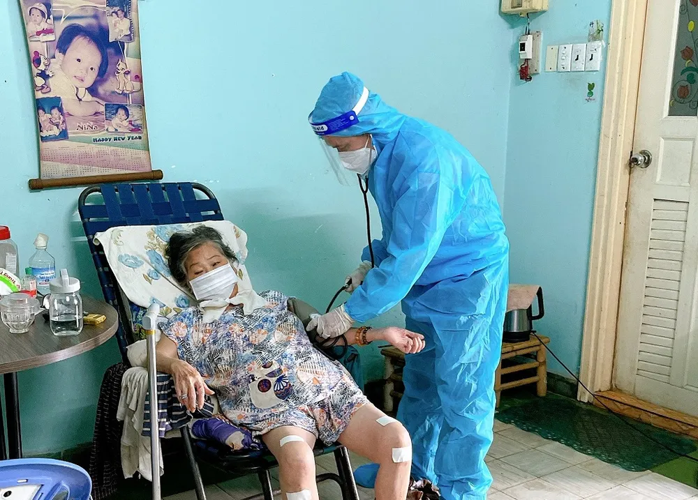 Phường trao túi thuốc cho F0 điều trị tại nhà ảnh 4 Phường trao túi thuốc cho F0 điều trị tại nhà ảnh 4