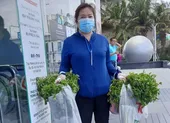Cán bộ phường đi chợ giúp dân trong ngày đầu siết chặt giãn cách