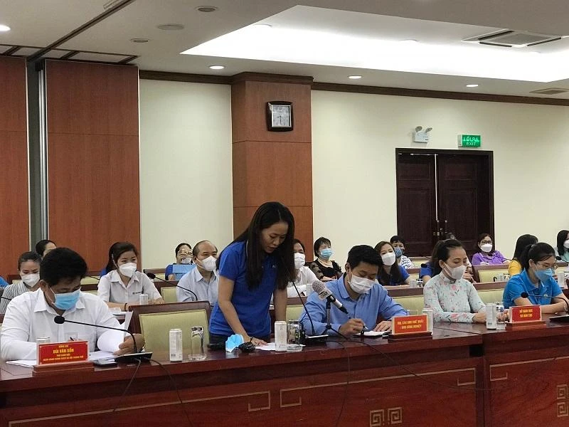 Cử tri Hà Thị Trang, đại diện công nhân lao động, công đoàn cơ sở Công ty TNHH MTV Daeyoung Electronics Vin chia sẻ, đã hai năm qua, nhà nước không tăng lương nhưng vật giá tăng liên tục từ 10-20% mỗi năm, để mua được nhà là điều rất khó với công nhân. Ảnh: THANH TUYỀN