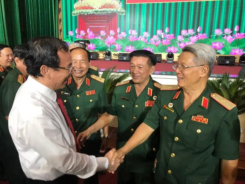 Bí thư Thành ủy TP.HCM Nguyễn Văn Nên trò chuyện với các tướng lĩnh quân đội nghỉ hưu trong buổi gặp mặt. Ảnh: THANH TUYỀN