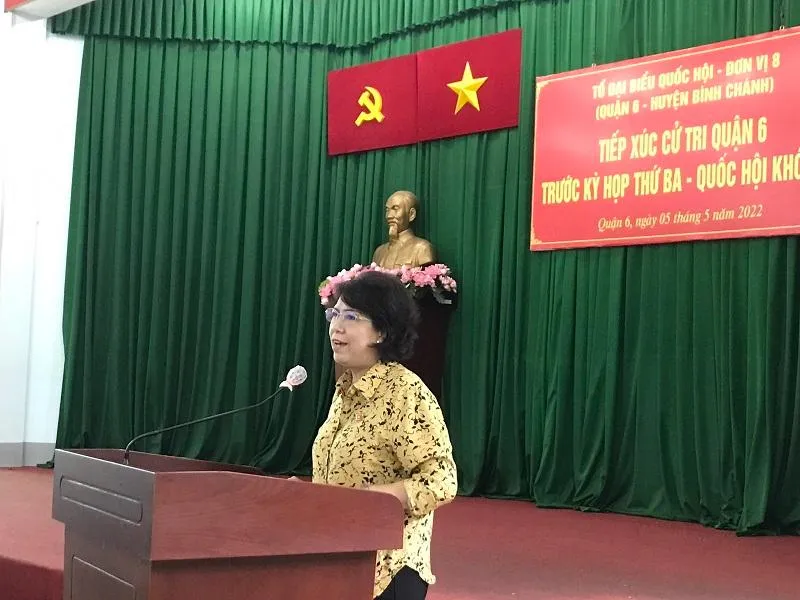 Chủ tịch Uỷ ban MTTQ Việt Nam TP.HCM Tô Thị Bích Châu trà lời ý kiến cử tri xoay quanh nội dung thù lao cho cộng tác viên dân số. Ảnh: THANH TUYỀN