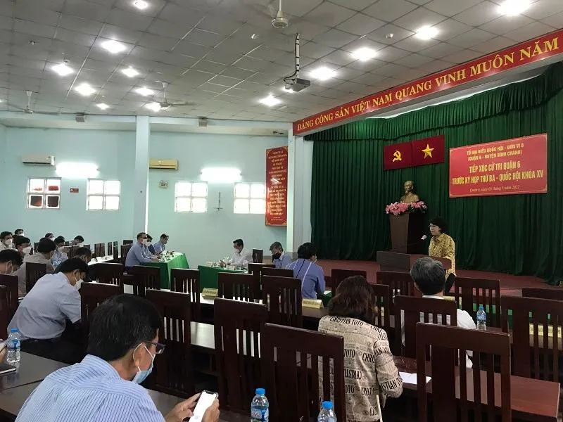 Tổ ĐBQH đơn vị 8 tiếp xúc với cử tri quận 6 chiều 5-5. Ảnh: THANH TUYỀN