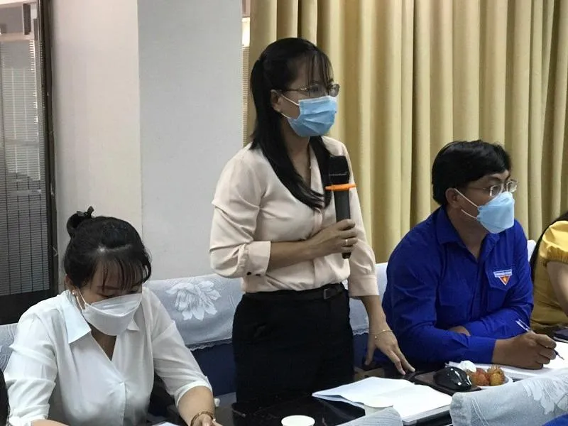 Cán bộ cấp phường nêu ý kiến tại diễn đàn. Ảnh: THANH TUYỀN Cán bộ cấp phường nêu ý kiến tại diễn đàn. Ảnh: THANH TUYỀN