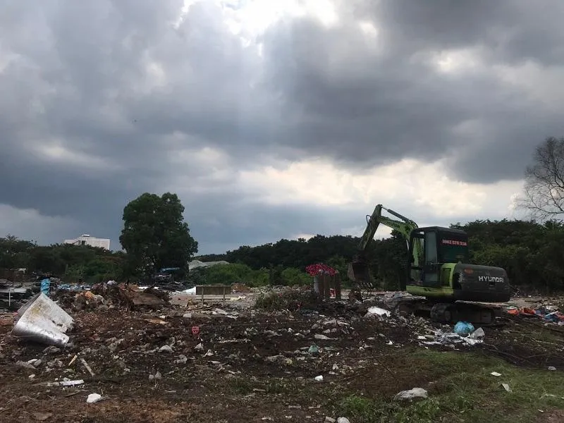 Lực lượng chức năng đang tháo dỡ các hạng mục tại khu chợ đêm cũ, một phần thuộc phần đất của bà N.T.H. Ảnh: THANH TUYỀN Lực lượng chức năng đang tháo dỡ các hạng mục tại khu chợ đêm cũ, một phần thuộc phần đất của bà N.T.H. Ảnh: THANH TUYỀN