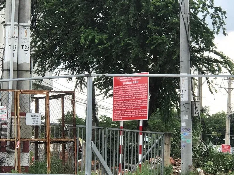 Chính quyền cắm bảng thông báo về việc thu hồi khu đất. Ảnh: THANH TUYỀN Chính quyền cắm bảng thông báo về việc thu hồi khu đất. Ảnh: THANH TUYỀN