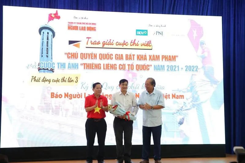 Nguyên Phó Thủ tướng Trương Hòa Bình, Tổng biên tập báo Người Lao Động Tô Đình Tuân trao giải cho tác giả đoạt giải. Ảnh: Báo Người Lao Động