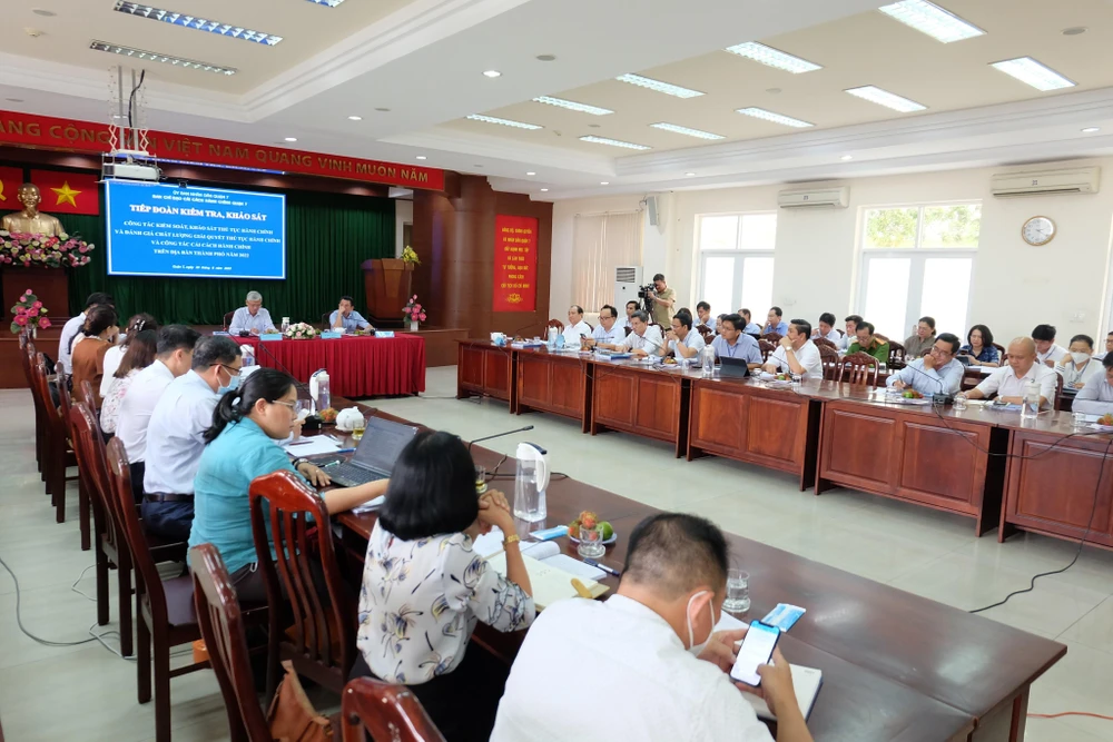 Phó chủ tịch UBND TP Võ Văn Hoan làm việc với quận 7 về CCHC. Ảnh: THANH TUYỀN