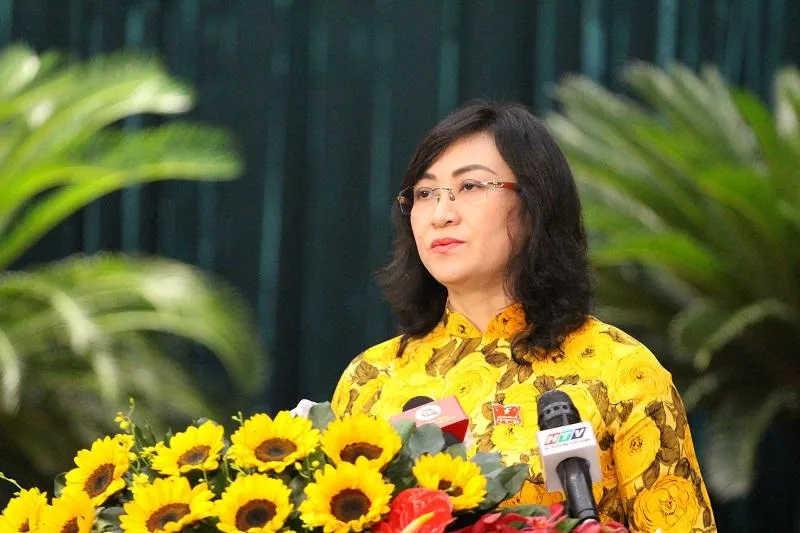 Bà Phan Thị Thắng, Phó Chủ tịch UBND TP.HCM trình bày tờ trình. Ảnh: NGUYỄN NHÂN
