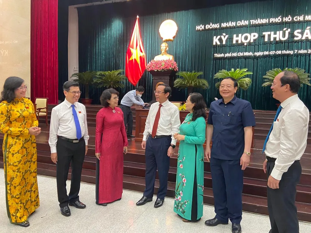 Bí thư Thành ủy TP.HCM Nguyễn Văn Nên cùng các đại biểu HĐND TP trao đổi bên lề kỳ họp. Ảnh: HUỲNH THƠ