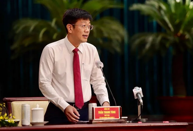 Chủ tịch UBND quận 8 Trần Thanh Tùng trả lời chất vấn của các đại biểu. Ảnh: NGUYỆT NHI Chủ tịch UBND quận 8 Trần Thanh Tùng trả lời chất vấn của các đại biểu. Ảnh: NGUYỆT NHI