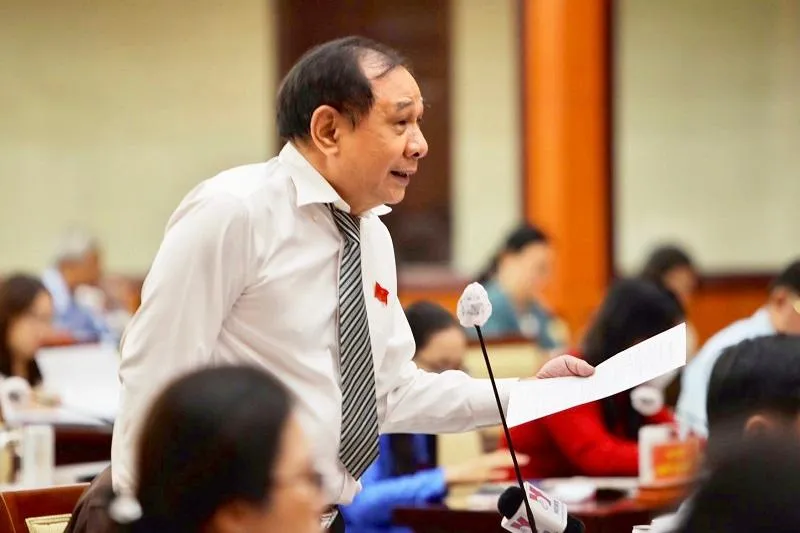 ĐB Trần Quang Thắng chất vấn Sở Xây dựng TP. Ảnh: NGUYỆT NHI