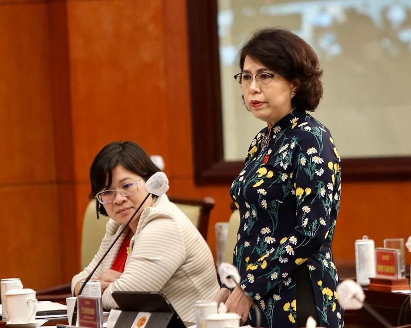 Đại biểu Tô Thị Bích Châu, Chủ tịch Ủy ban MTTQ TP.HCM chất vấn Sở Xây dựng về điểm nóng liên quan đến tranh chấp chung cư. Ảnh: NGUYỆT NHI