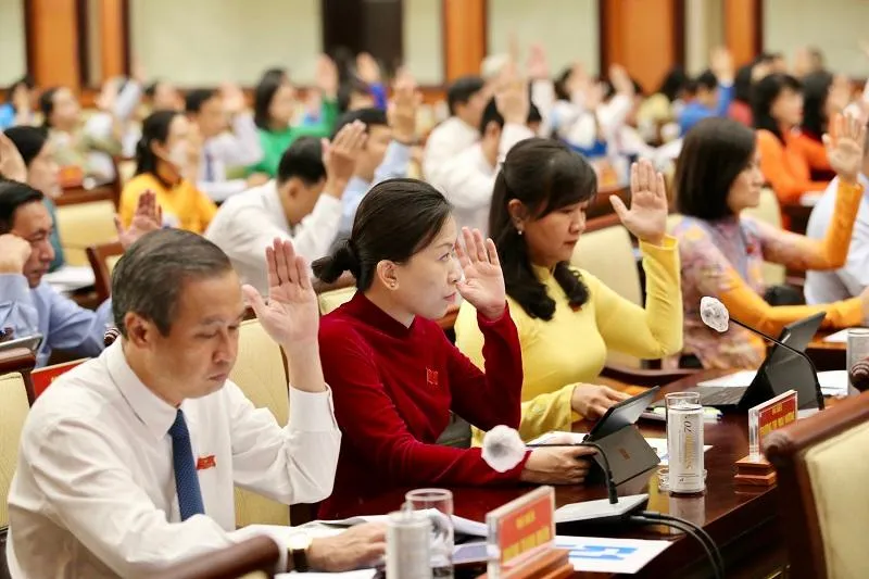 Đại biểu HĐND TP.HCM biểu quyết thông qua chủ trương đầu tư dự án xây dựng nút giao thông Mỹ Thủy. Ảnh: HOÀNG GIANG