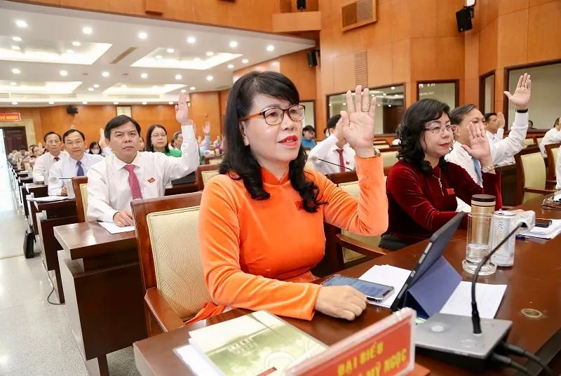 Đại biểu HĐND TP biểu quyết thông qua 40 nghị quyết trong kỳ họp thứ 6. Ảnh: HOÀNG GIANG