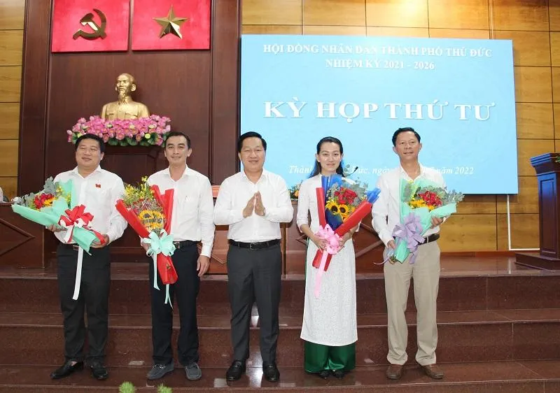 Bốn Ủy viên UBND TP Thủ Đức được bầu bổ sung. Ảnh: T.TUYỀN