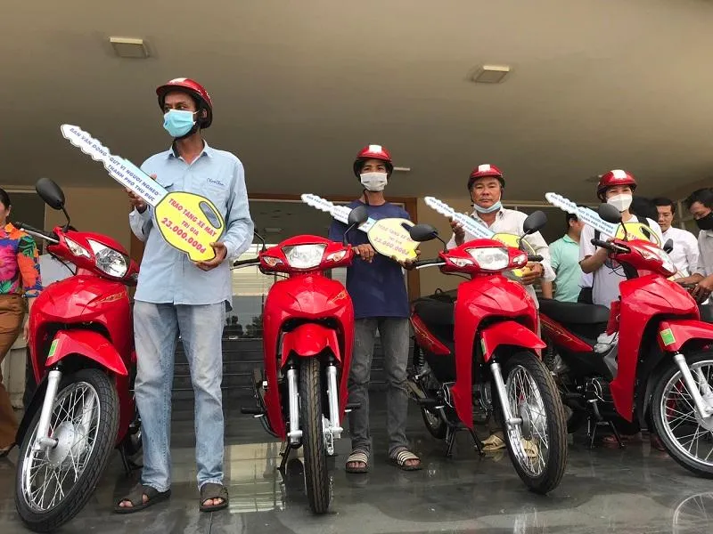 Người dân có hoàn cảnh khó khăn nhận phương tiện sinh kế là xe máy do Ủy ban MTTQ Việt Nam TP Thủ Đức trao tặng. Ảnh: THANH TUYỀN