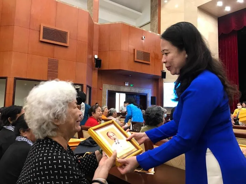 Phó Chủ tịch nước Võ Thị Ánh Xuân tặng quà kỉ niệm cho các cựu tù chính trị. Ảnh: THANH TUYỀN Phó Chủ tịch nước Võ Thị Ánh Xuân tặng quà kỉ niệm cho các cựu tù chính trị. Ảnh: THANH TUYỀN