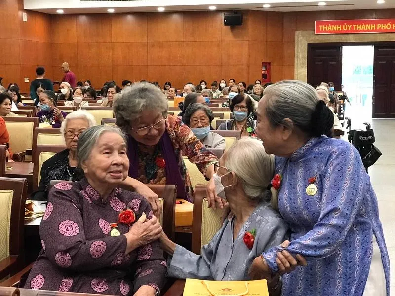Các nữ cựu tù chính trị xúc động trong ngày hội ngộ. Ảnh: THANH TUYỀN Các nữ cựu tù chính trị xúc động trong ngày hội ngộ. Ảnh: THANH TUYỀN