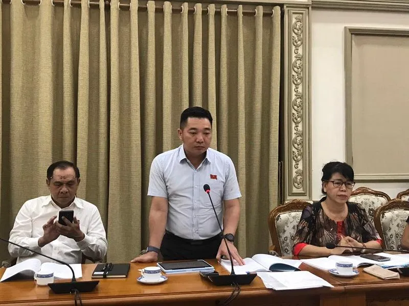 Trưởng ban Kinh tế- Ngân sách, HĐND TP.HCM yêu cầu Sở TN&MT làm rõ một số nội dung về quy hoạch, kế hoạch sử dụng đất, chuyển đổi số trong lĩnh vực đất đai tại buổi giám sát. Ảnh: THANH TUYỀN Trưởng ban Kinh tế- Ngân sách, HĐND TP.HCM yêu cầu Sở TN&MT làm rõ một số nội dung về quy hoạch, kế hoạch sử dụng đất, chuyển đổi số trong lĩnh vực đất đai tại buổi giám sát. Ảnh: THANH TUYỀN