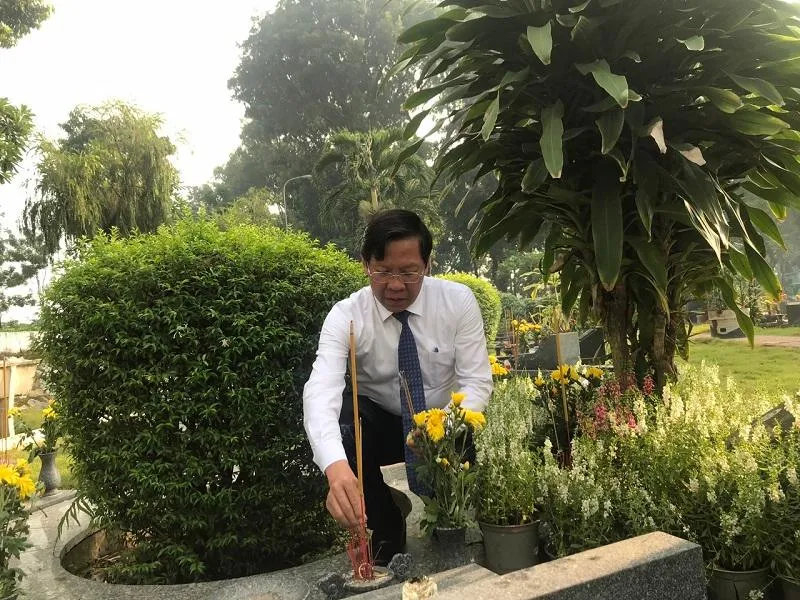Chủ tịch UBND TP.HCM Phan Văn Mãi thắp nhang cho các anh hùng liệt sĩ đang an nghỉ tại nghĩa trang. Ảnh: THANH TUYỀN