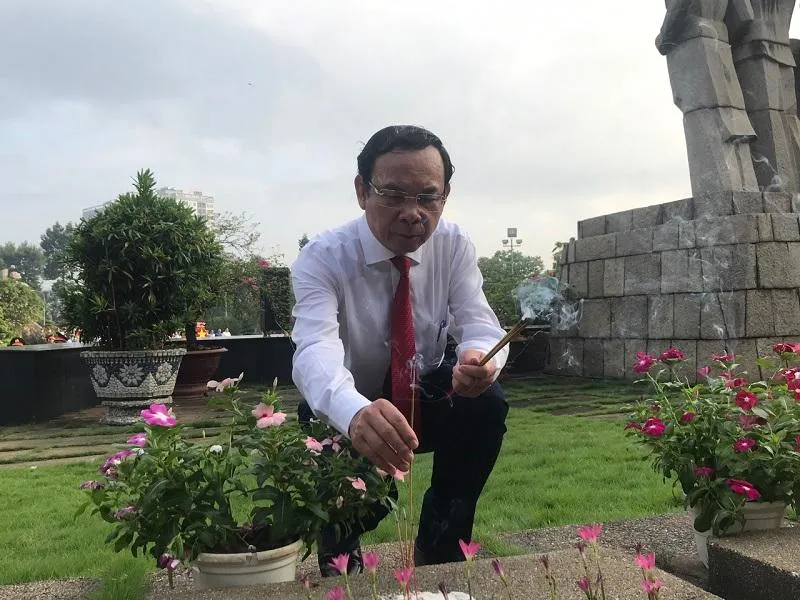 Bí thư Nguyễn Văn Nên đến thắp nhang tại nơi an nghỉ của các anh hùng liệt sĩ. Ảnh: THANH TUYỀN