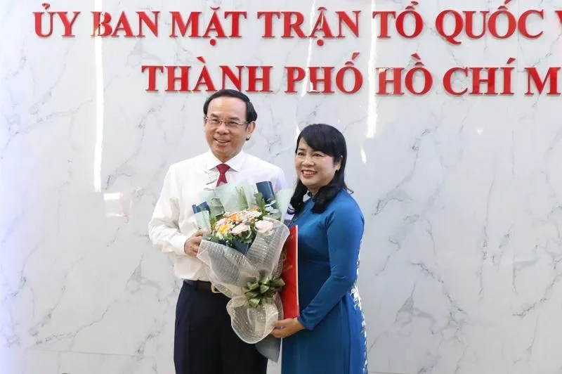 Bí thư Nguyễn Văn Nên cũng trao quyết định giới thiệu bà Trần Kim Yến, Bí thư quận 1 nhận công tác tại Ủy ban MTTQ Việt Nam TP.HCM. Ảnh: THANH TUYỀN