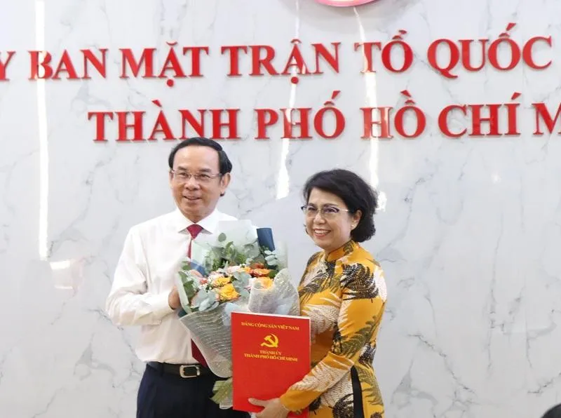 Bí thư Thành ủy TP.HCM Nguyễn Văn Nên trao quyết định điều động bà Tô Thị Bích Châu, Chủ tịch Ủy ban MTTQ Việt Nam TP.HCM về làm Bí thư Quận ủy quận 1. Ảnh: THANH TUYỀN
