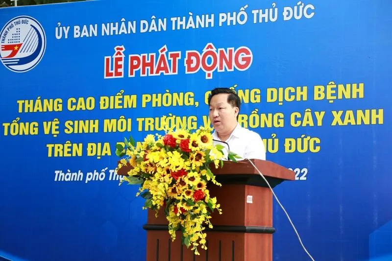 Chủ tịch UBND TP Thủ Đức Hoàng Tùng đề nghị các cấp, ngành và các phường trên địa bàn TP tăng cường hơn nữa các hoạt động truyền thông về các biện pháp phòng, chống dịch. Ảnh: T.TUYỀN