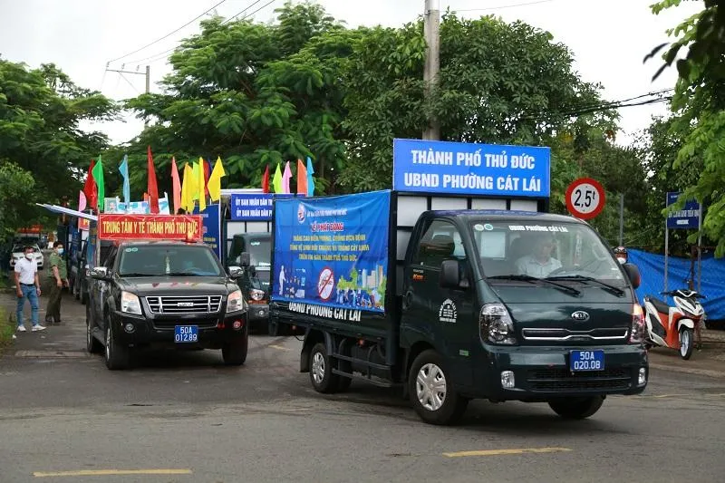 Xe diễu hành tuyên truyền phòng, chống dịch bệnh. Ảnh: T.TUYỀN