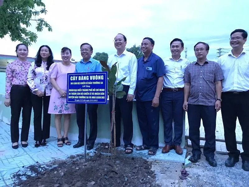 Phó Bí thư Nguyễn Hồ Hải cùng lãnh đạo TP Thủ Đức chụp hình lưu niệm với cây bàng vuông vừa được trồng. Ảnh: THANH TUYỀN