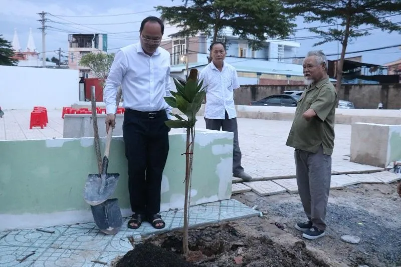 Phó Bí thư Thành ủy TP.HCM Nguyễn Hồ Hải tự tay xới đất để trồng cây. Ảnh: THANH TUYỀN