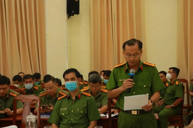 Đại diện Công an phường Tân Chánh Hiệp, quận 12 nêu tình hình quản lý cư dân tại chung cư. Ảnh: VÕ THƠ