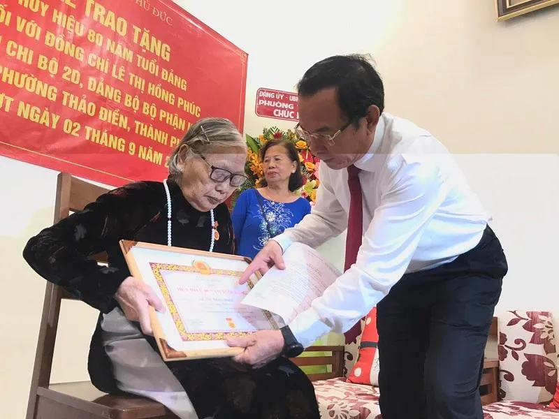 Bí thư Nguyễn Văn Nên trao Huy hiệu 80 năm tuổi Đảng cho bà Lê Thị Hồng Phúc ảnh 1 Bí thư Nguyễn Văn Nên trao Huy hiệu 80 năm tuổi Đảng cho bà Lê Thị Hồng Phúc ảnh 1