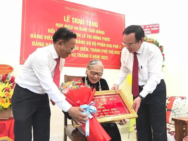 Bí thư Thành ủy TP.HCM Nguyễn Văn Nên và Bí thư Thành ủy TP Thủ Đức Nguyễn Hữu Hiệp trao huy hiệu, hoa chúc mừng cho bà Lê Thị Hồng Phúc. Ảnh: THANH TUYỀN Bí thư Thành ủy TP.HCM Nguyễn Văn Nên và Bí thư Thành ủy TP Thủ Đức Nguyễn Hữu Hiệp trao huy hiệu, hoa chúc mừng cho bà Lê Thị Hồng Phúc. Ảnh: THANH TUYỀN