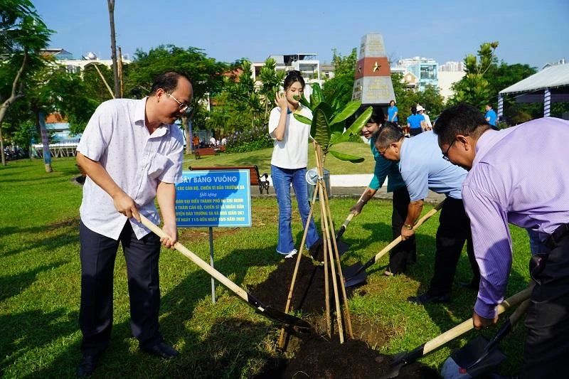 Phó Bí thư Thành ủy TP.HCM Nguyễn Hồ Hải trồng cây bàng vuông do cán bộ chiến sĩ Trường Sa tặng. Ảnh: Q.ANH